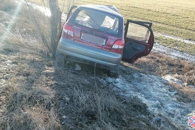 Под Волгоградом Daewoo врезалась в дерево, погиб водитель
