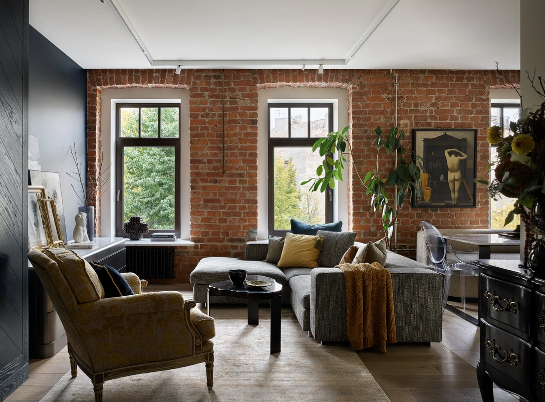 Гостиная. Диван, Molteni&C. Антикварное кресло, «Живые вещи». Журнальный столик из окаменелого дерева и комод изготовлены по эскизам дизайнеров, мастерская Gaisin&Co. Ковер, Art De Vivre. | Источник: Сергей Ананьев Стиль: Дарья Соболева