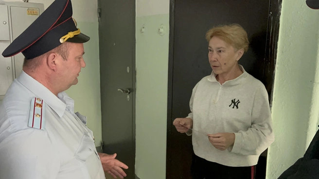 Силовики часто ходят по улицам и домам, чтобы рассказать уральцам о методах мошенников | Источник: УМВД по Екатеринбургу