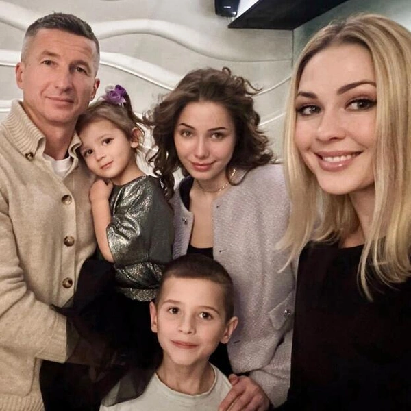 Евгений Алдонин с супругой Ольгой и детьми