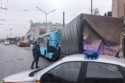Грузовик врезался в автобус на площади Стачек