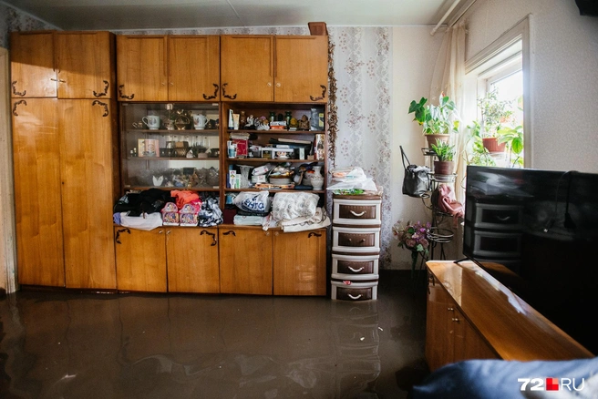 Под водой&nbsp;— паркет советских времен. Выживет ли он после череды потопов, пока не известно. Но хозяйка дома очень на это рассчитывает | Источник: Ирина Шарова / 72.RU 