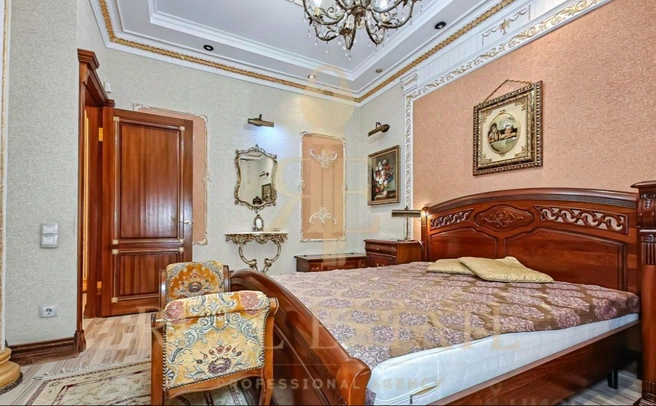 В спальне висят картины и зеркала  | Источник: Real Estate / N1