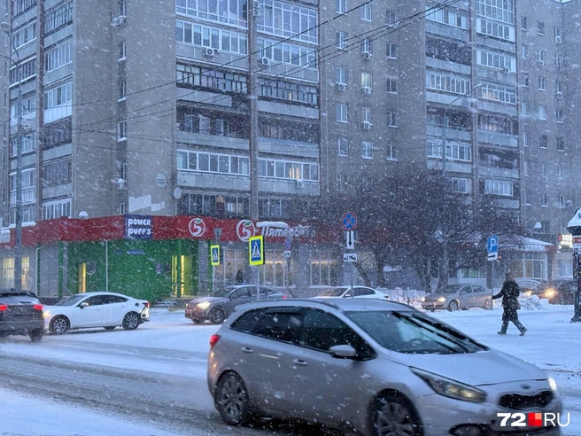 В течение дня ожидается метель и снегопад. Будьте аккуратны на дорогах, потому что они могут быть скользкими | Источник: Мария Токмакова / 72.RU
