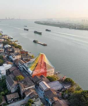 Инсталляция из разноцветных рыболовных сетей в Китае