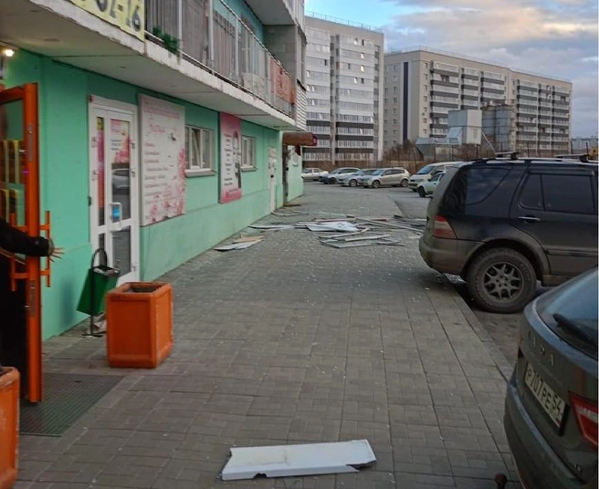 Рамы упали из-за сильного ветра | Источник: предоставила Екатерина Сычёва