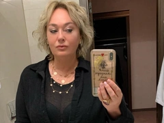 Даже стильные украшения не отвлекают внимание от впечатляющего бюста Ларисы Гузеевой в полупрозрачном топе