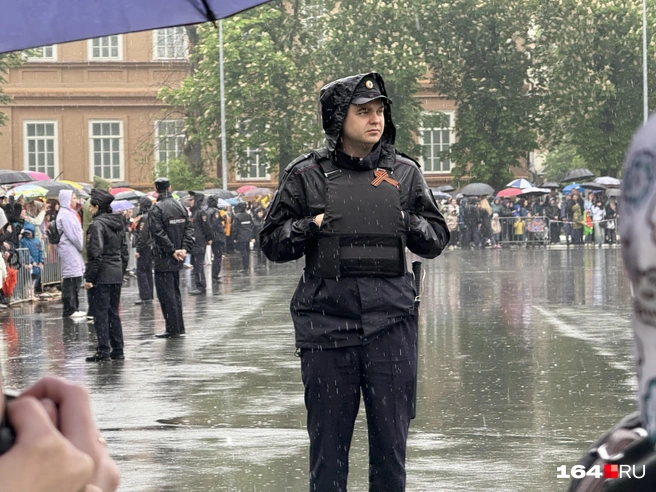 Полицейские вынуждены мокнуть под дождем | Источник: Сергей Петунин / 164.RU