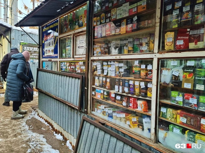 Покупатели сбили снег и лед около киоска | Источник: Роман Данилкин / 63.RU 
