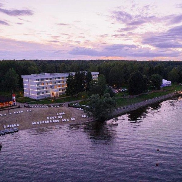 Загородный отель расположен в лесу, на живописном берегу Волги | Источник: ООО "САНАТОРИЙ ЛУНЕВО НА ВОЛГЕ"