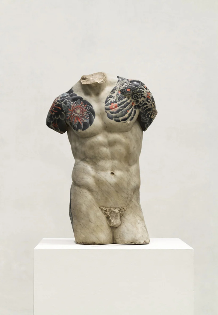Художник Фабио Виале наносит татуировки на мраморные скульптуры (фото 6)