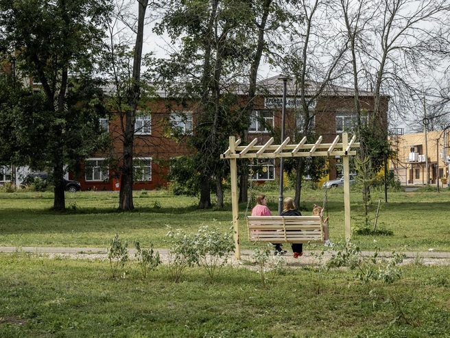 В парке установлены три скамейки-качели | Источник: Александр Куренной / 76.RU