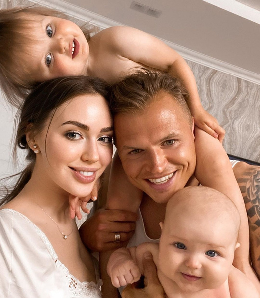 Анастасия и Дмитрий Тарасовы с дочерьми