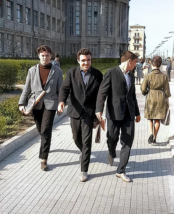 Трое первокурсников «политеха» идут по Красной, 1964 год | Источник: BspChannel