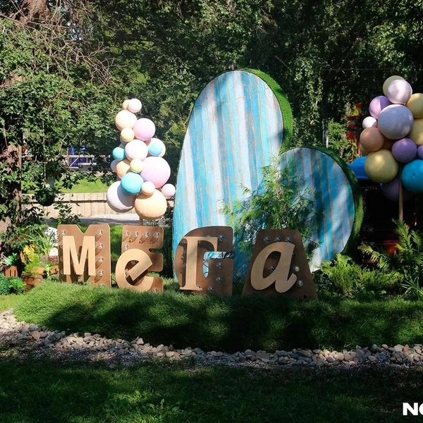 «Мега» сделала композицию больше из дерева, чем из цветов | Источник: Иван Рейзвих / NGS55.RU
