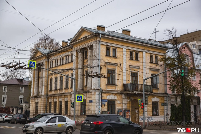 Многие годы здание стояло в полузаброшенном виде много лет | Источник: Кирилл Поверинов / 76.RU
