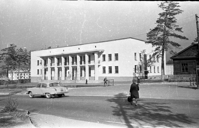 Улица Новобульварная, 60-е годы. В центре — Дом культуры Машзавода, справа — военный комиссариат Читинского района | Источник: группа «Чита — фото из прошлого» во «ВКонтакте» (автор неизвестен)