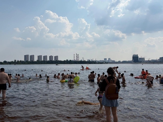Тюменцы с удовольствием проводят время у воды в этот жаркий вторник | Источник: Дарья Макеева / 72.RU