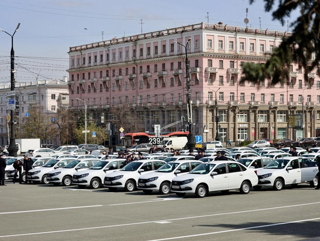 С противоположной стороны находилось множество белых легковых автомобилей. | Источник: Михаил Шилкин