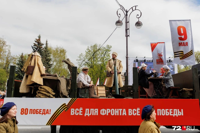 Очень необычная инсталляция на открытом борте грузовика  | Источник: Ирина Шарова / 72.RU 