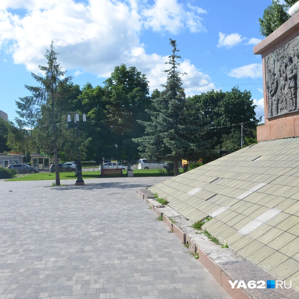 На площади напротив ЗАГСАа — разруха | Источник: Светлана Коновалова / YA62.RU