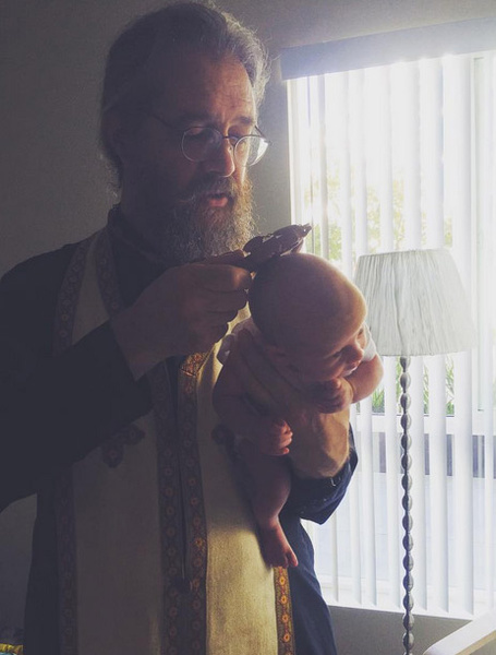 Священник прочел над малышом особые молитвы