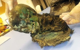 Ученые раскрыли загадку «болонской зеленой мумии». Дело в необычном саркофаге 12-летнего подростка