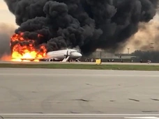 В Москве на полосе горит самолет