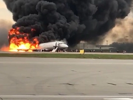 В Москве на полосе горит самолет