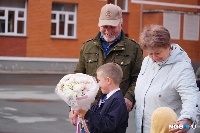 Провожали на линейку малышей не только мамы с папами, но и бабушки с дедушками | Источник: Антон Дигаев / NGS.RU