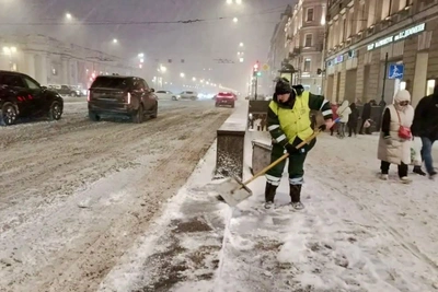 В Петербурге 930 машин убирают последствия снегопада