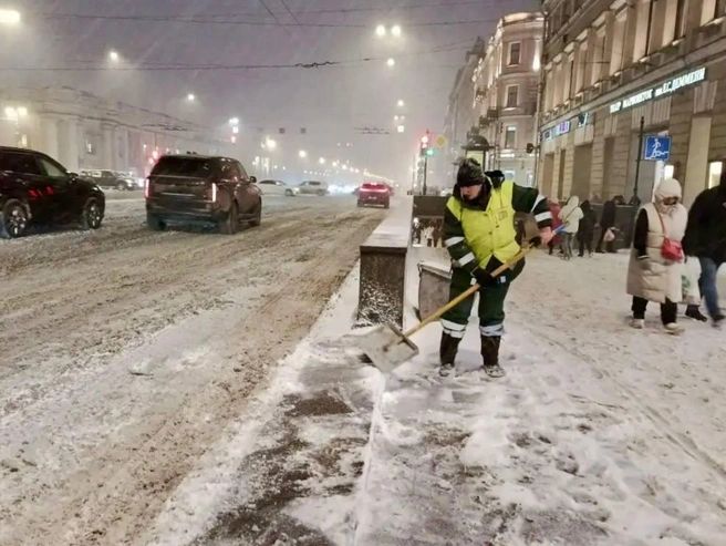 Ночью в Петербурге с последствиями непогоды сражаются 930 единиц техники и тысячи сотрудников дорожных служб | Источник: аппарат вице-губернатора Евгения Разумишкина