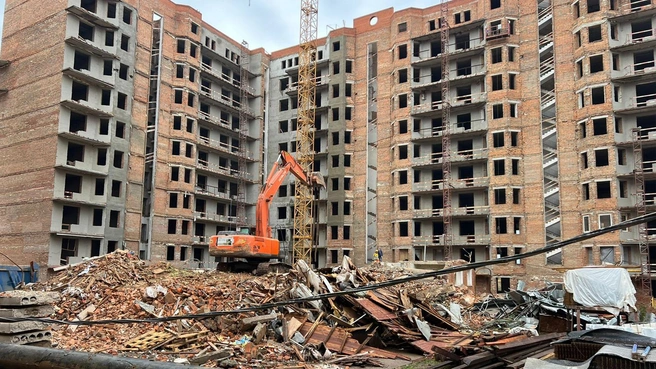 Дом с аварийными квартирами снесли только в 2023 году | Источник: mfd.mos.ru