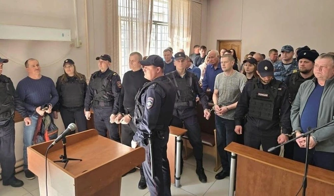 Семь подсудимых отправятся в колонию общего режима, а один останется на условном сроке | Источник: Прокуратура Алтайского края