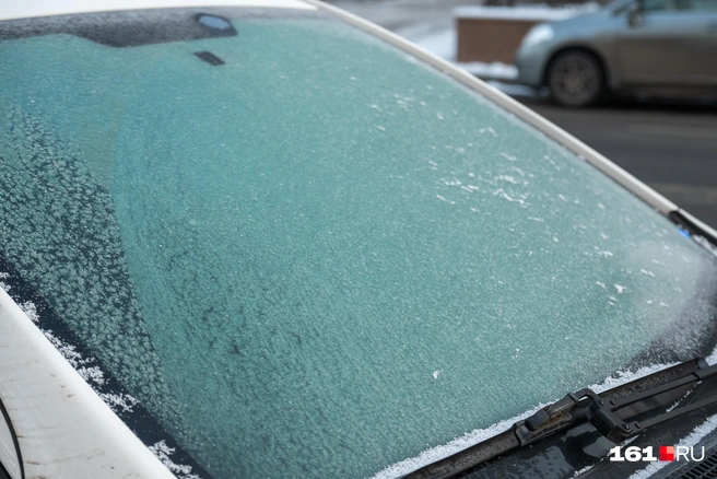 Утром температура была минус 8. Стекла машин покрылись коркой льда | Источник: Евгений Вдовин / 161.RU