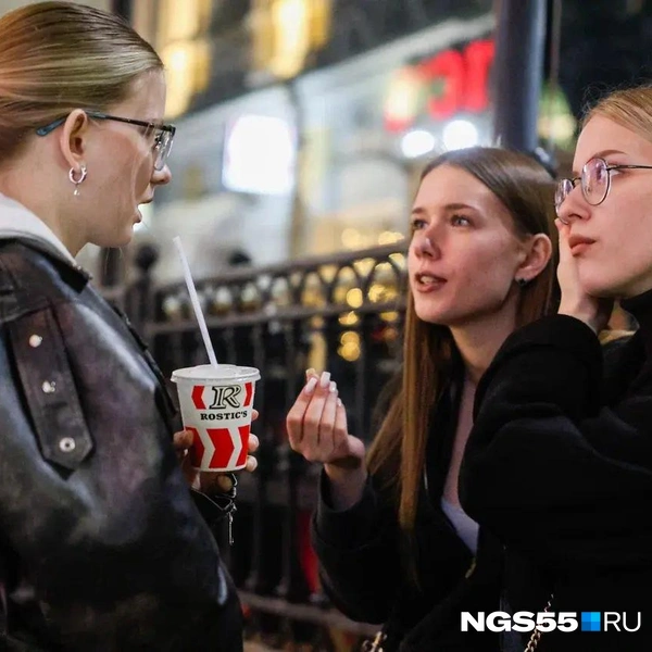 Девушки оживленно общаются | Источник: Евгений Софийчук / NGS55.RU