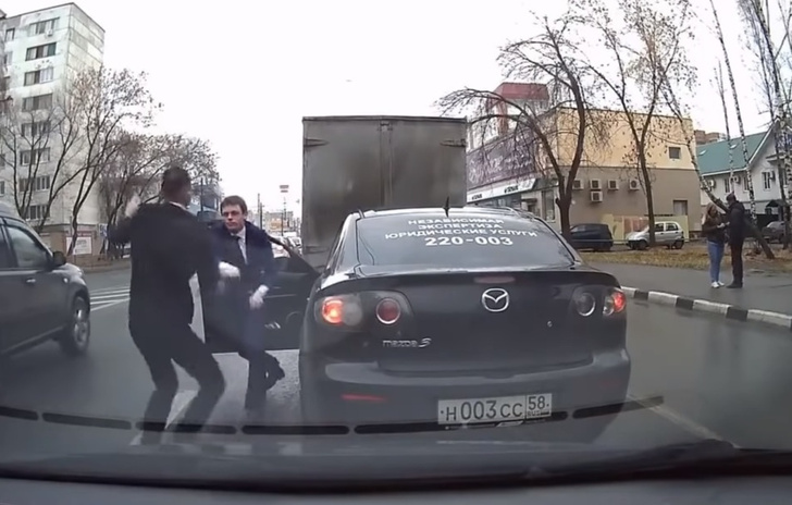 Дорожные разборки русских «белых воротничков» с приемами кунг-фу (видео)