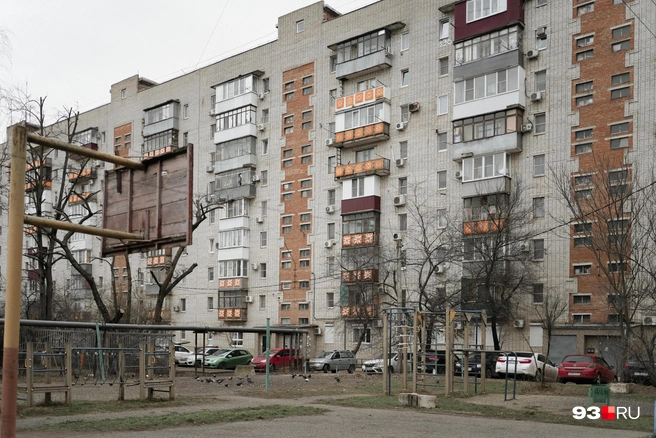 Многоэтажка с интересным дизайном на балконах | Источник: Дарья Паращенко / 93.RU
