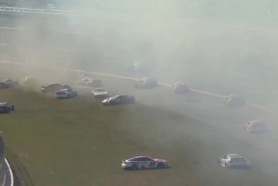 26 машин попали в массовый завал на гонке NASCAR