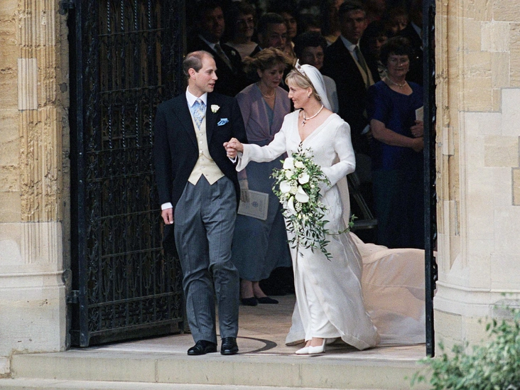 Уэссекские на крыльце часовни Святого Георгия в день своей свадьбы