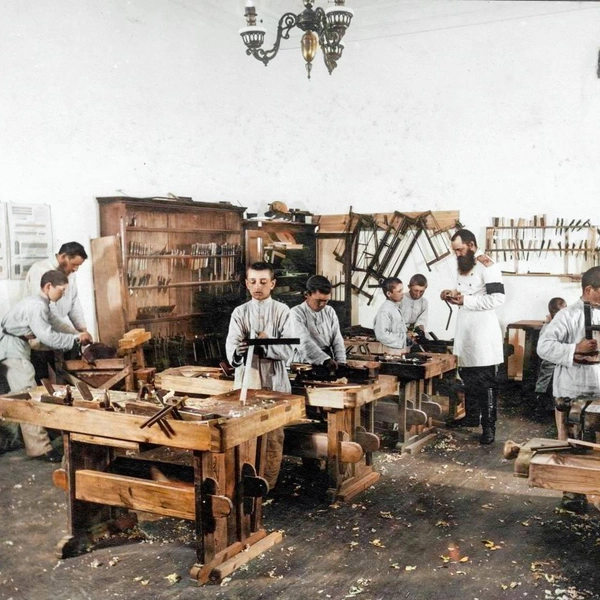 А на этом снимке — столярная мастерская кадетского корпуса в 1882–1907 году. Учитель — офицер русской императорской армии Валентин Иванович Дядюша | Источник: BspChannel / T.me