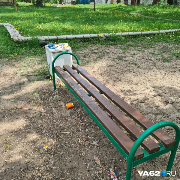 Около лавочек стоят урны, но они переполнены | Источник: Светлана Коновалова / YA62.RU
