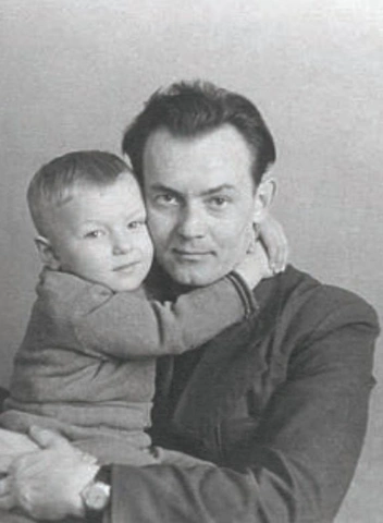 Маленький Борис с отцом Юрием | Источник: из автобиографии «Сырок. История моей жизни и бизнеса»