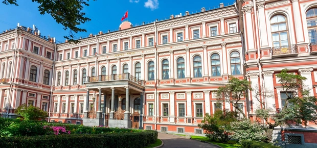 Кадр из сериала и Николаевский дворец в Петербурге | Источник: Shutterstock/Fotodom.ru