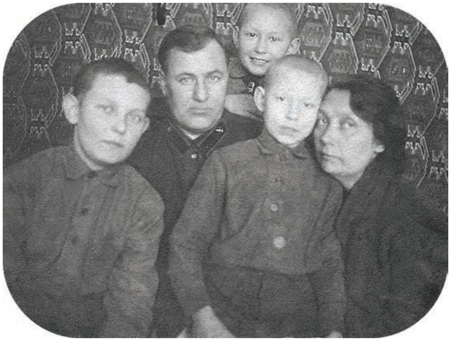 Дед и бабушка Бориса по отцовской линии с сыновьями, Юрий — слева | Источник: из автобиографии «Сырок. История моей жизни и бизнеса»