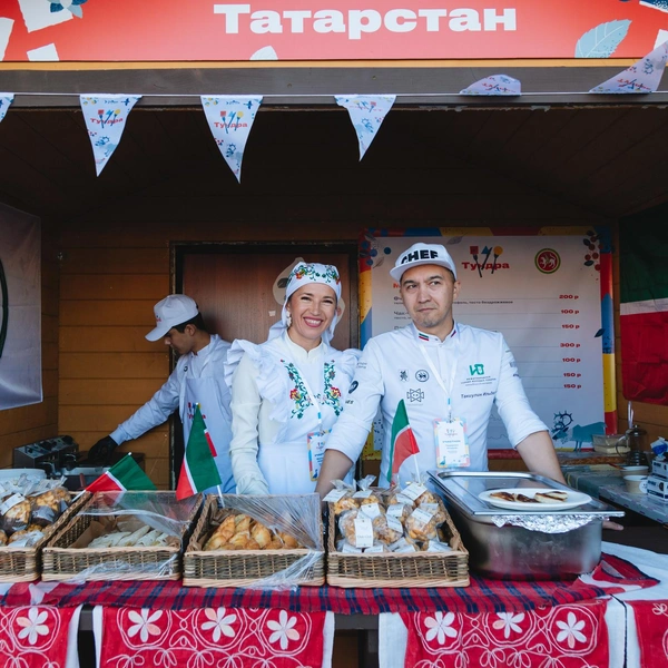 Татарстан на фестивале «Тундра» представлял ресторан «Гильдия поваров». В меню&nbsp;— эчпочмак, азу по-татарски и чак-чак | Источник: Андрей Белавин
