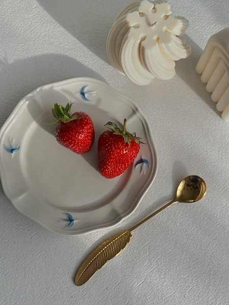 Тарелка десертная с голубыми ласточками