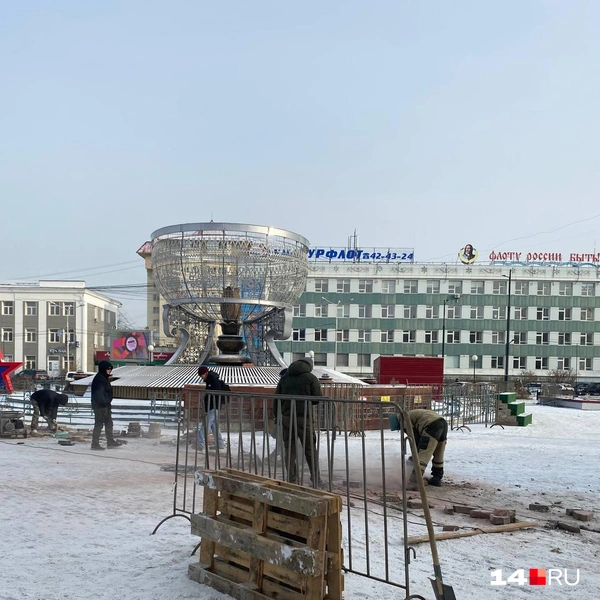 Подрядчик начал в спешке заканчивать ремонт на площади Орджоникидзе в Якутске | Источник: Надежда Ефимова / 14.RU