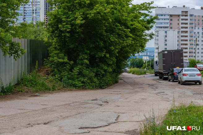 Улица Ураксина тоже просится на ремонт | Источник: Булат Салихов / UFA1.RU