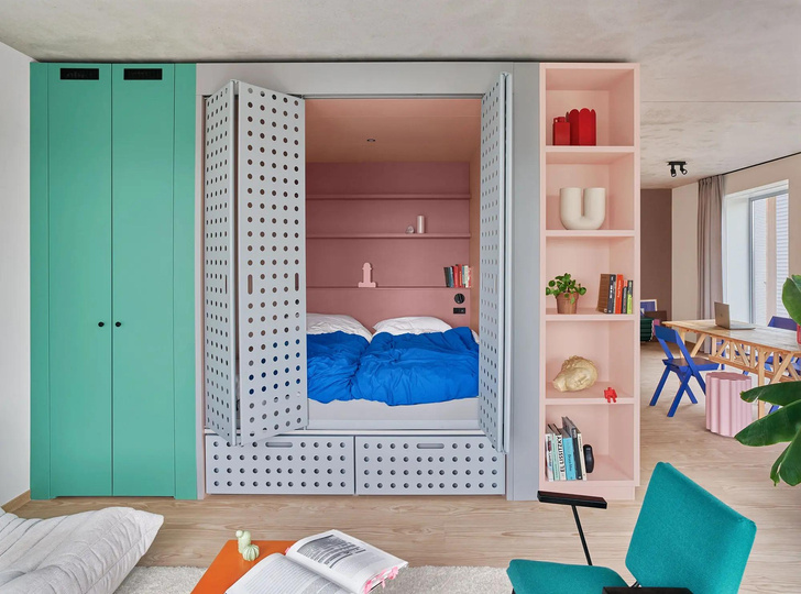 «Умное жилое ядро» со спальней в шкафу в Амстердаме